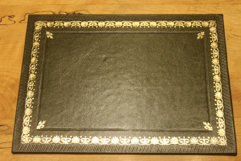 Desk pad 03 — Floral border