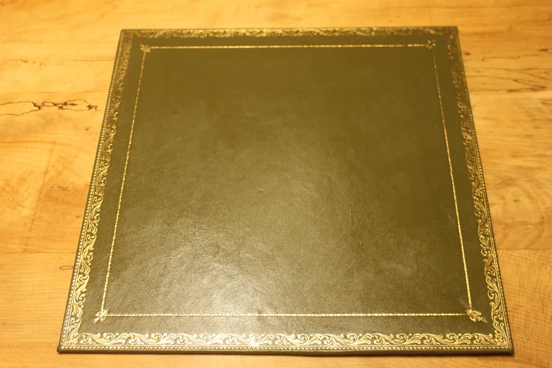 Desk pad 06 — Scrolling leaf border