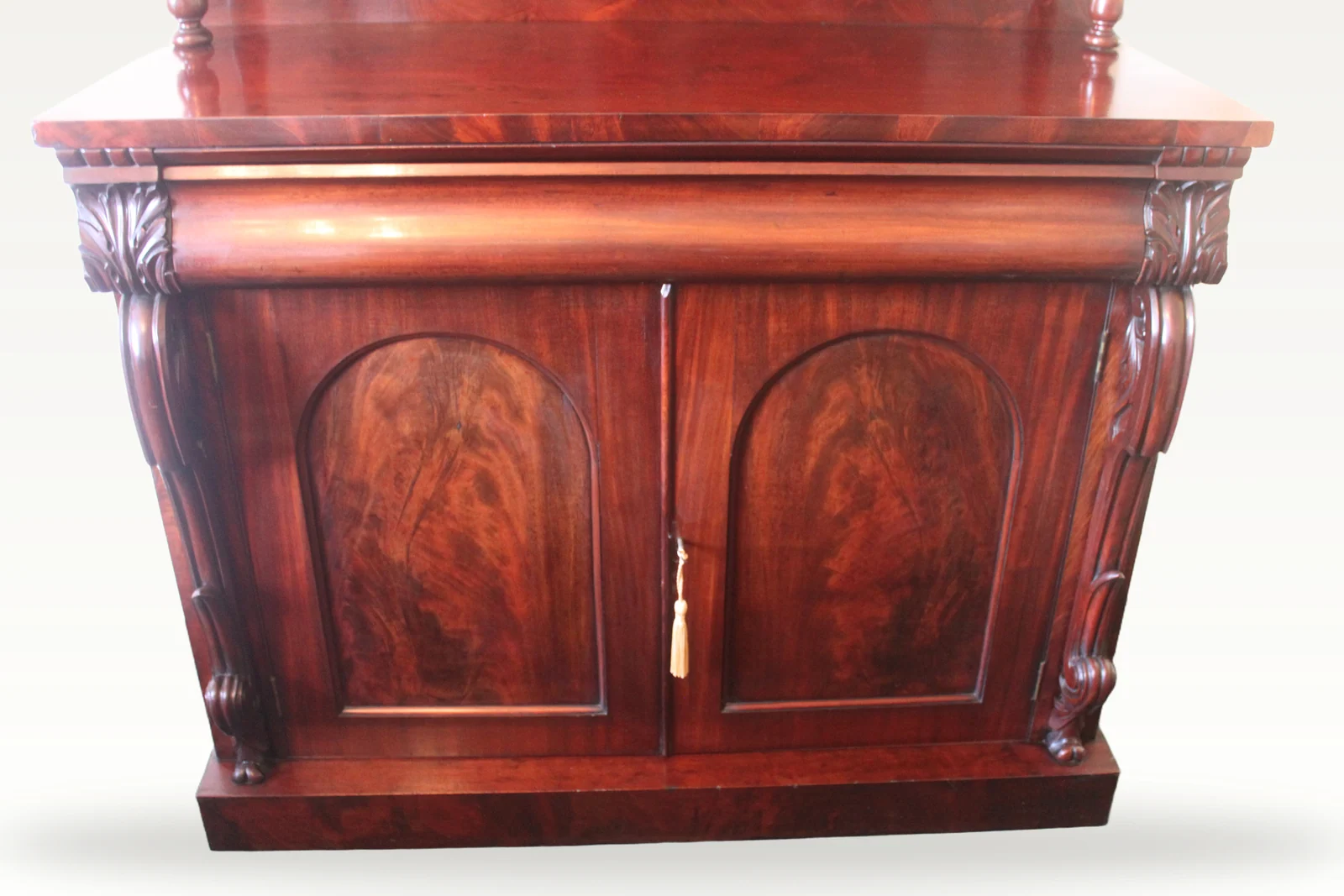 An early Victorian mahogany two-door chiffonier. — view 4