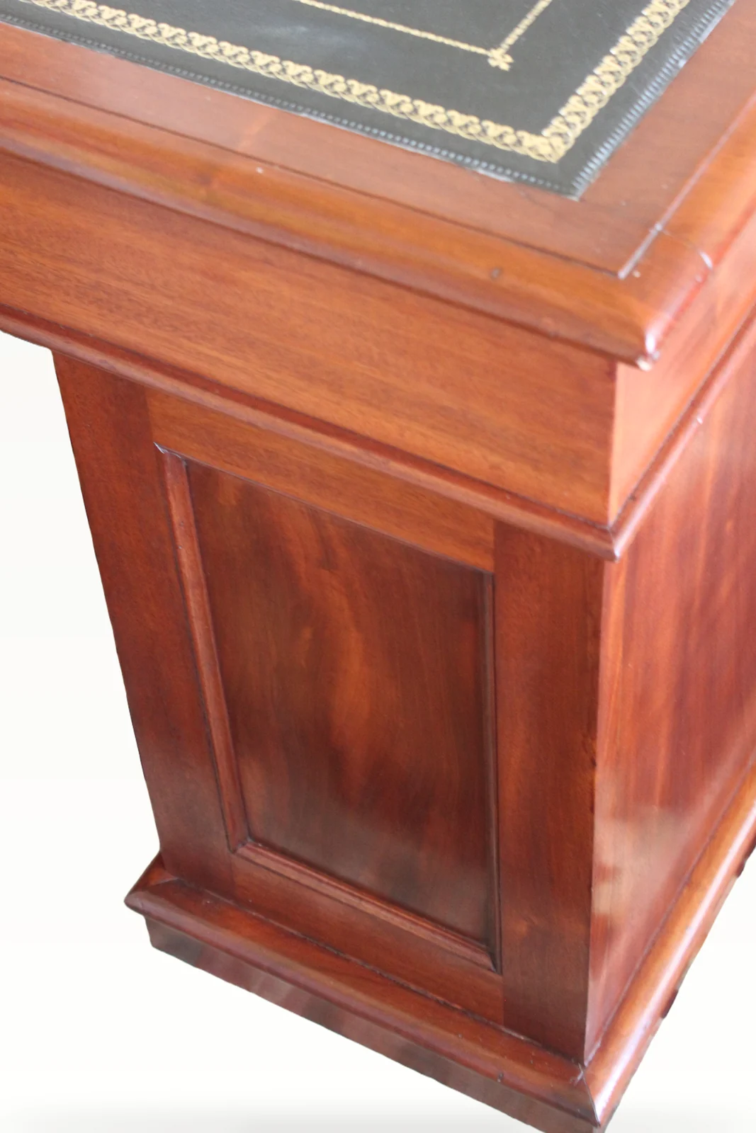 A fine quality Victorian mahogany pedestal desk. — view 5