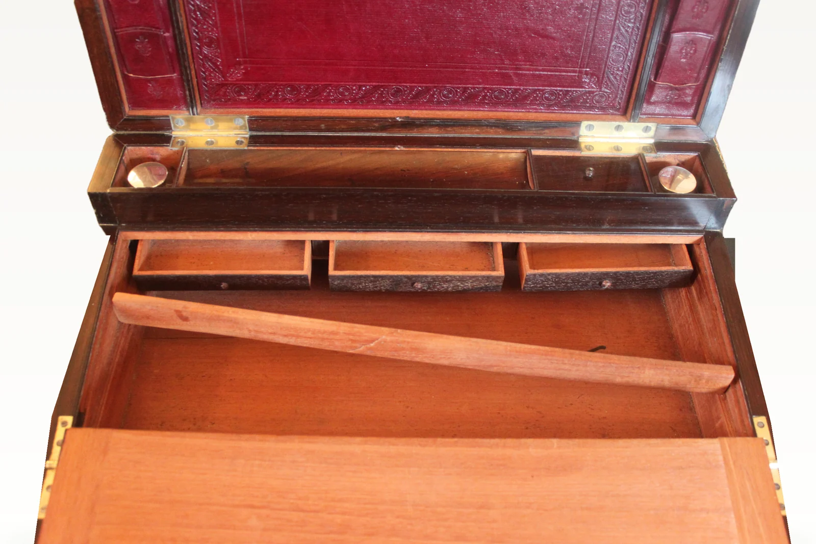 A fine late Georgian rosewood bi-fold writing slope with secret drawers — view 11