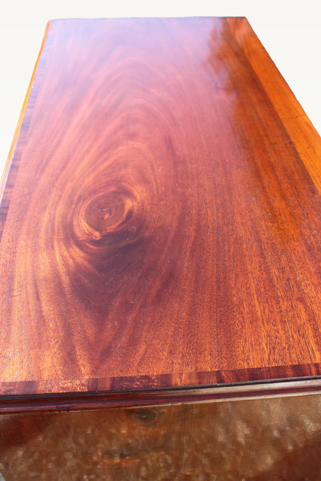 A fine mahogany George III period chest of drawers — view 9
