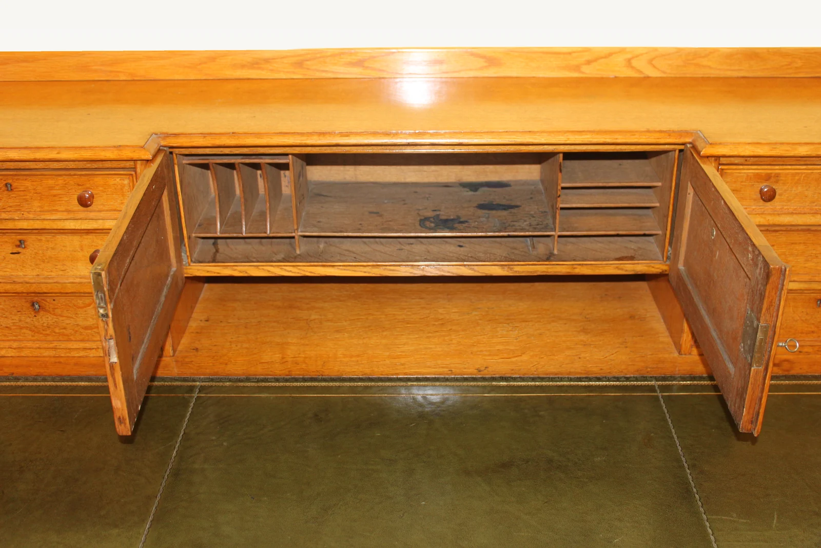A Victorian oak pedestal desk by James Lamb — view 4